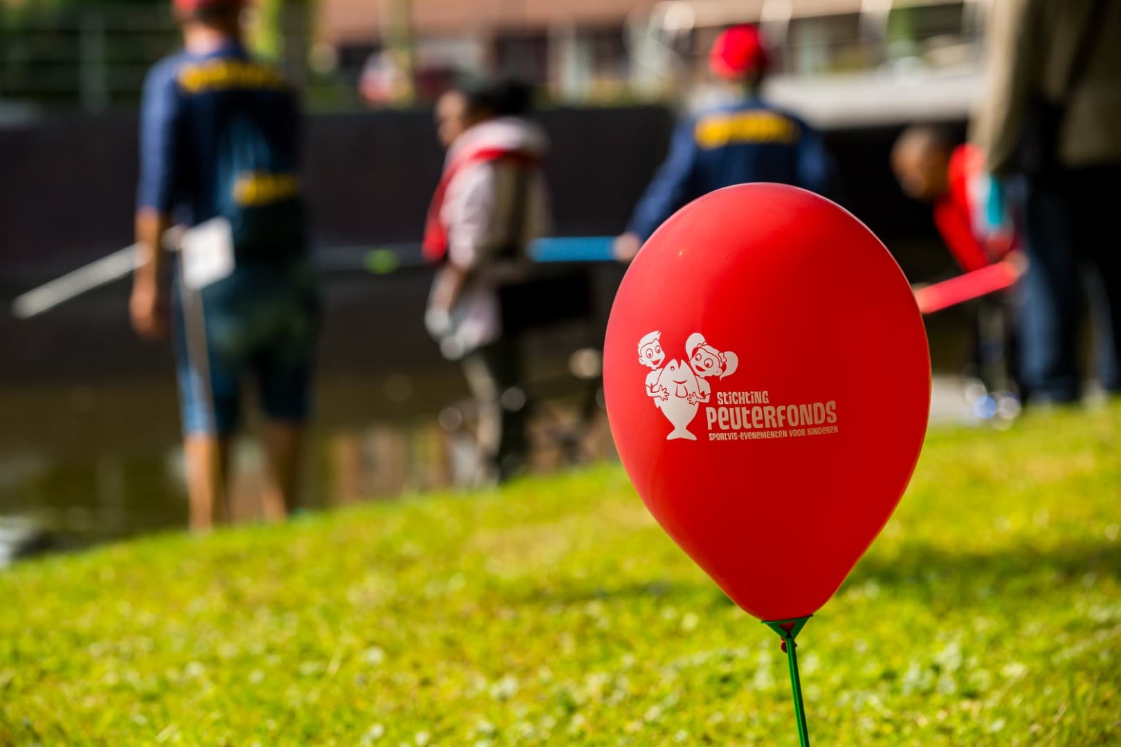 Cheque van € 5.000,- voor het PeuterFonds