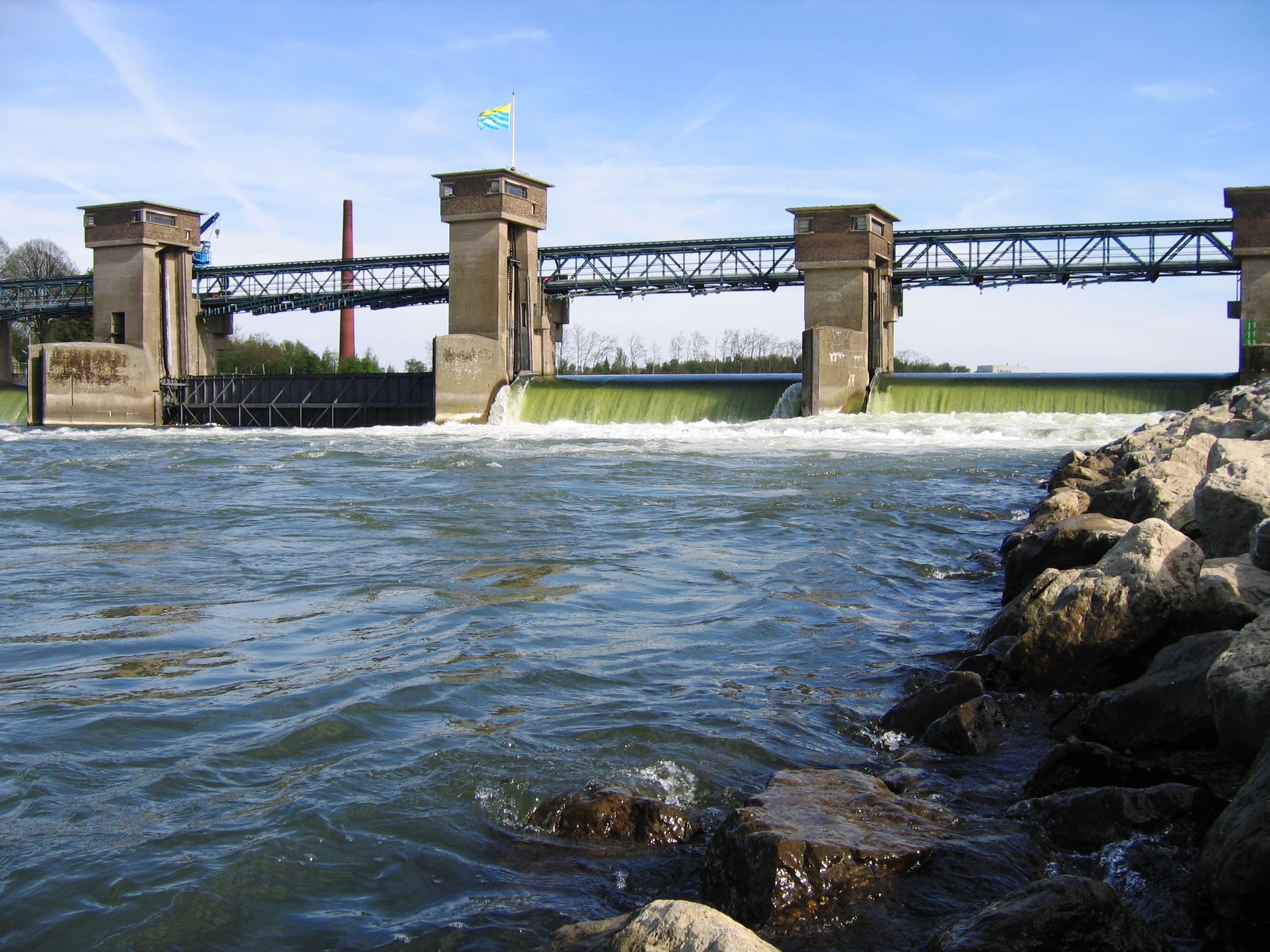 Tienduizenden vissenlevens gered van wisse dood: strenge landelijke vereisten aan waterkrachtcentrales gehandhaafd - nieuwe centrale van de baan