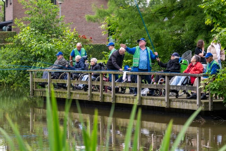 Zorgbewoners genieten bij Samen VISsen in Duiven