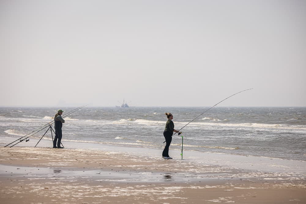 Strandvissen bij Wijk aan Zee in VIS TV (video)
