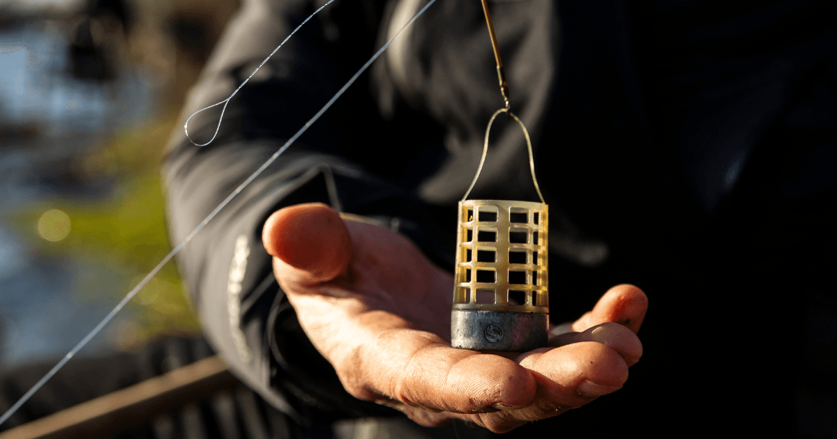 Vistip: voorkom vastlopers met de voerkorf op een steil talud