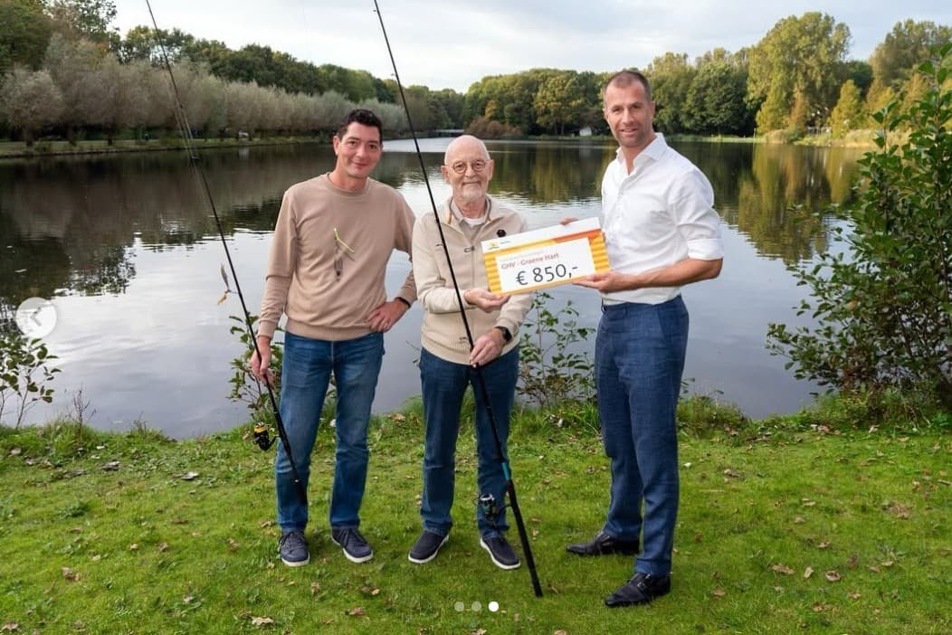 Haagse wethouder erkent belang hengelsportvereniging middels overhandiging cheque