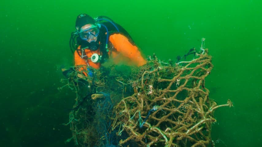 Duikers halen 2,5 ton aan visnetten boven water